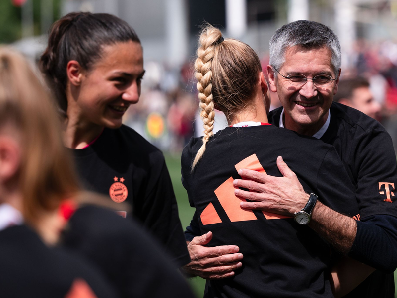 Bayern Münchens Präsident Herbert Hainer umarmt Giulia Gwinn nach dem Gewinn der deutschen Meisterschaft. - Foto: Marius Becker/dpa