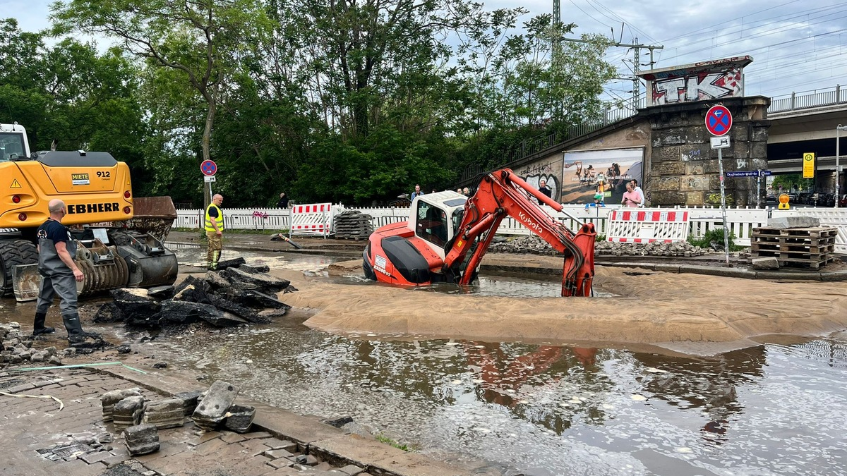 FW Dresden: erneuter Wasserrohrbruch überschwemmt Straße und füllt Tiefgaragen - Foto: presseportal.de