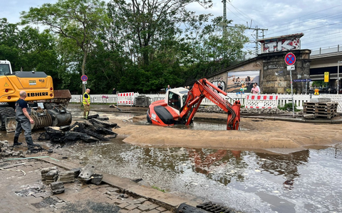 FW Dresden: erneuter Wasserrohrbruch überschwemmt Straße und füllt Tiefgaragen - Foto: presseportal.de