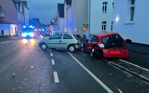 FW-DO: Unfall in Mengede / PKW landet auf dem Dach - Foto: presseportal.de