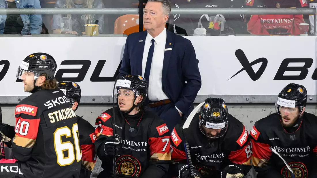 Eishockey-Bundestrainer Harold Kreis musste mit seinem Team eine Niederlage gegen Frankreich hinnehmen. - Bild: Swen Pförtner/dpa