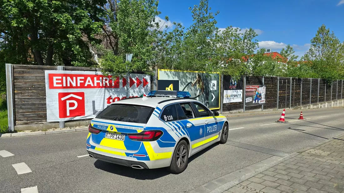 Ein Polizeiauto steht in der Zufahrt zur Tiefgarage eines Baumarkts, wo die Leiche einer Frau im Kofferraum eines Autos gefunden worden ist. - Bild: Moller-Schuh/vifogra/dpa