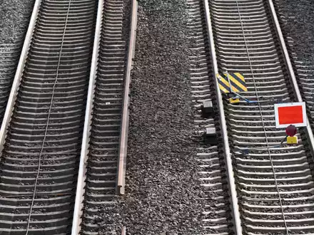 Die neue DB-Gesellschaft InfraGo hat kürzlich angekündigt, für 2024 und 2025 die Trassengebühren um durchschnittlich rund sechs Prozent anzuheben. - Foto: Sebastian Gollnow/dpa