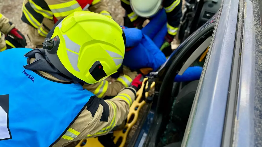 FW Alpen: Interkommunale Ausbildung der Feuerwehren Alpen, Sonsbeck und Xanten - Bild: presseportal.de