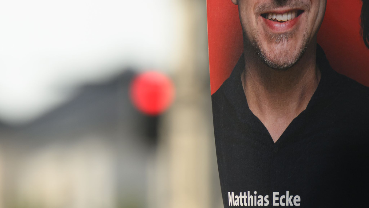 Ein Wahlplakat des sächsischen SPD-Spitzenkandidaten zur Europawahl, Matthias Ecke hängt an der Schandauer Straße im Stadtteil Striesen an einem Laternenmast. - Foto: Robert Michael/dpa