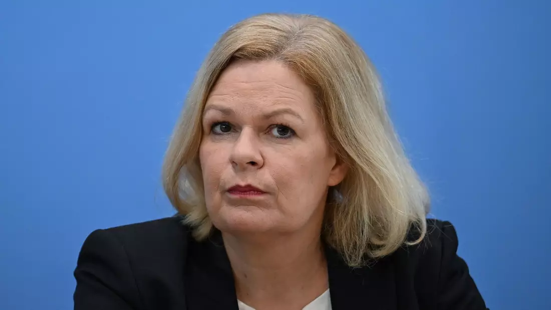 Laut einem Medienbericht regte Bundesinnenministerin Nancy Faeser (SPD) eine Sonderkonferenz in der kommenden Woche an. - Bild: Britta Pedersen/dpa