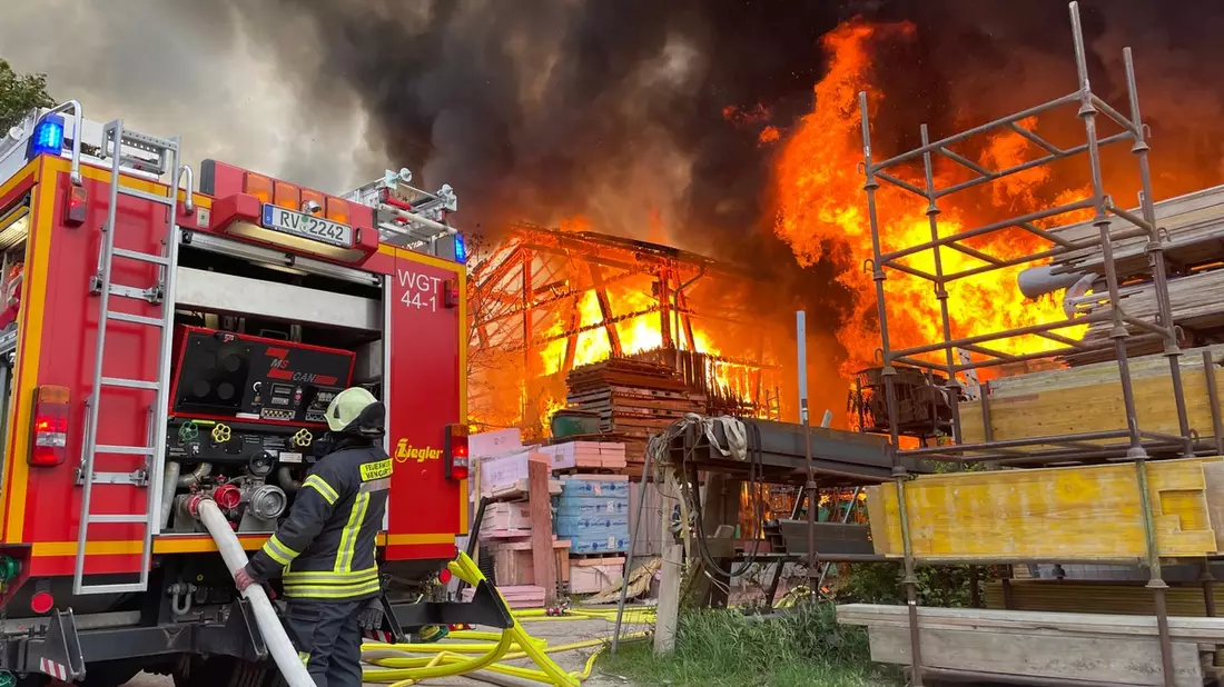 LRA-Ravensburg: Großbrand zerstört zwei Lagerhallen - Bild: presseportal.de