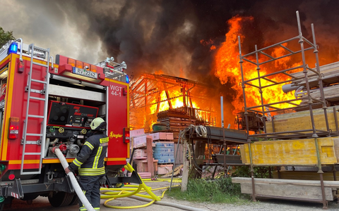 LRA-Ravensburg: Großbrand zerstört zwei Lagerhallen - Foto: presseportal.de