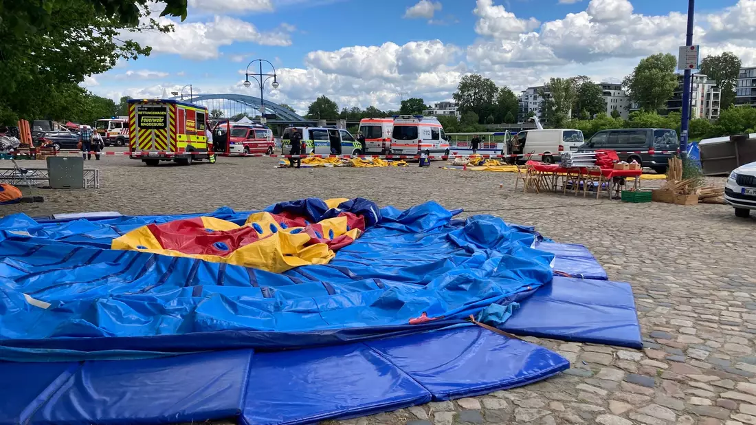 In Magdeburg ist eine Hüpfburg in die Elbe geweht worden. - Bild: Christopher Kissmann/dpa-Zentralbild/dpa