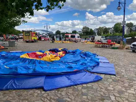 In Magdeburg ist eine Hüpfburg in die Elbe geweht worden. - Foto: Christopher Kissmann/dpa-Zentralbild/dpa