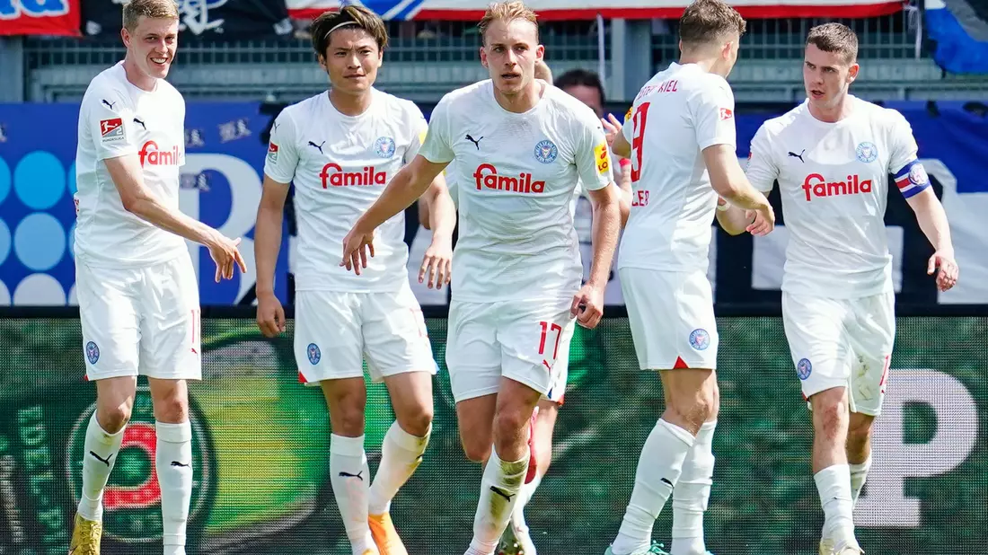 Timo Becker (M) erzielte den Siegtreffer für Holstein Kiel. - Bild: Uwe Anspach/dpa