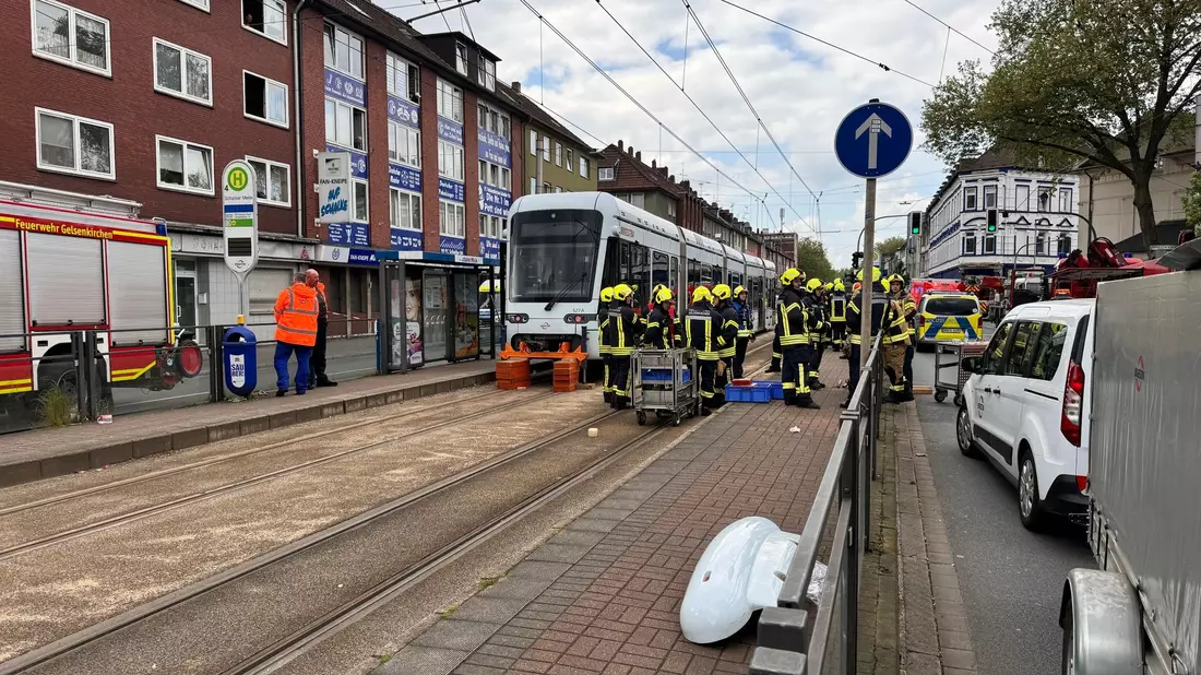 Ein siebenjähriger Junge ist in Gelsenkirchen von einer Straßenbahn erfasst und tödlich verletzt worden. - Bild: Justin Brosch/dpa