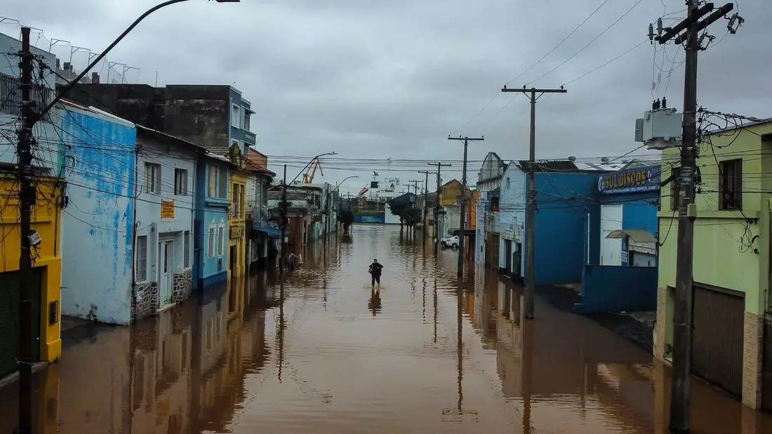 Tagelanger Regen hat die Gegend um Porto Alegre überflutet. - Bild: Carlos Macedo/AP/dpa