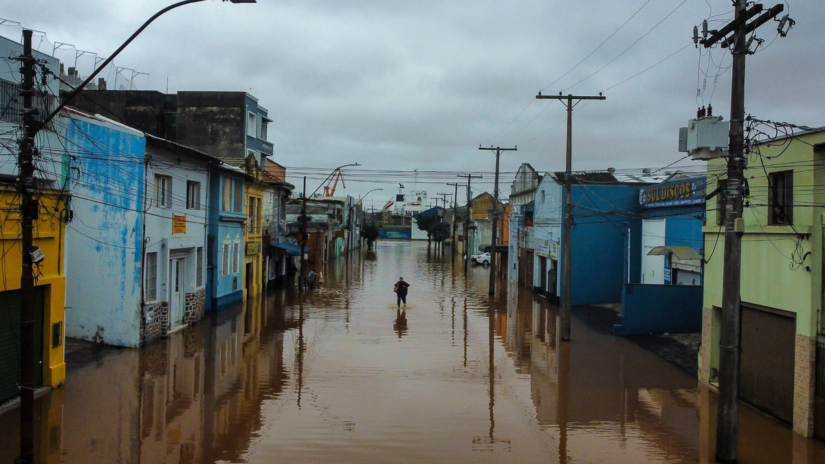 Tagelanger Regen hat die Gegend um Porto Alegre überflutet. - Foto: Carlos Macedo/AP/dpa