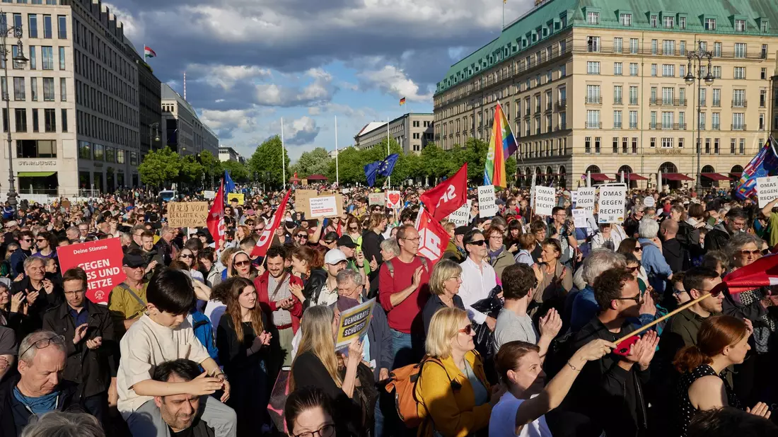 Nach dem Angriff auf den SPD-Europaabgeordneten Ecke findet vor dem Brandenburger Tor eine Solidaritätskundgebung statt. - Bild: Joerg Carstensen/dpa