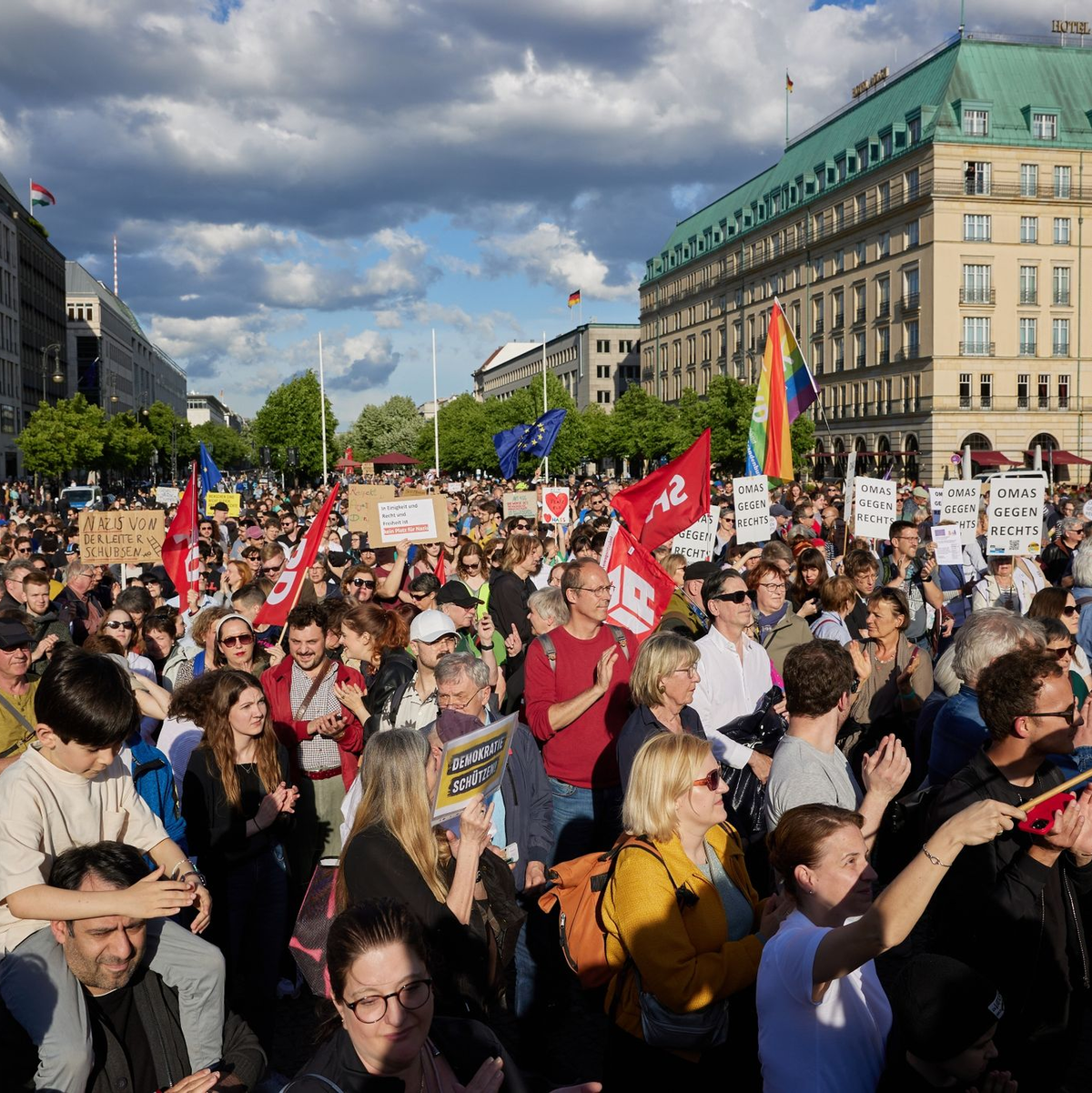 Nach dem Angriff auf den SPD-Europaabgeordneten Ecke findet vor dem Brandenburger Tor eine Solidaritätskundgebung statt. - Foto: Joerg Carstensen/dpa