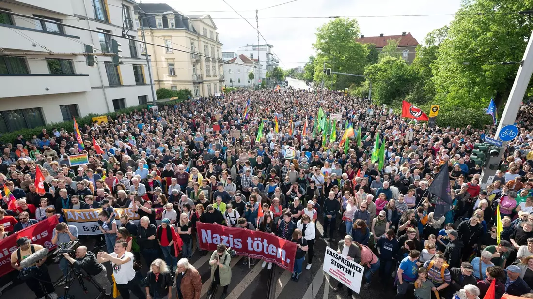 Teilnehmer einer Kundgebung anlässlich eines Angriffs auf einen SPD-Politiker auf dem Pohlandplatz in Dresden. - Bild: Sebastian Kahnert/dpa