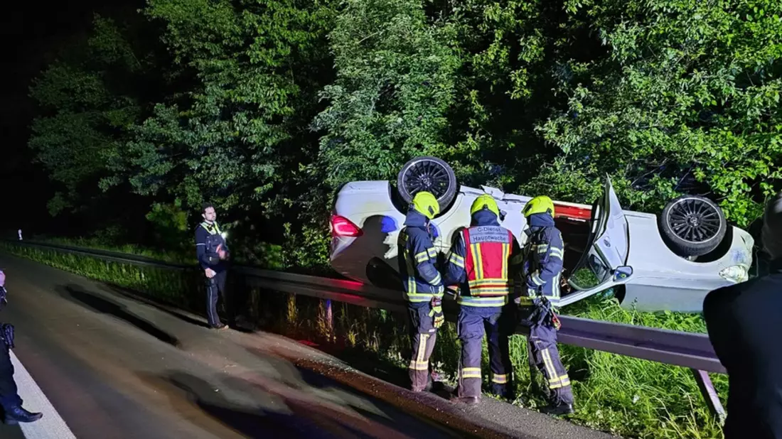 FW Bergheim: Eine verletzte Person bei Verkehrsunfall - PKW überschlug sich auf A61 bei Bergheim - Bild: presseportal.de