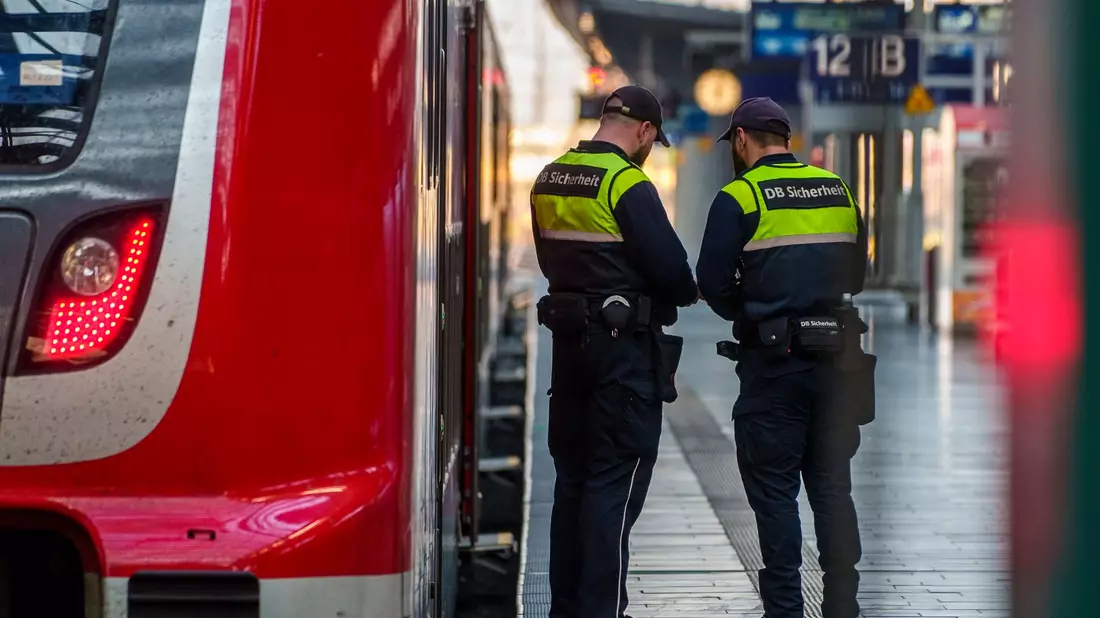 «20 Prozent pauschal mehr Sicherheitspersonal reicht meines Erachtens nicht», sagt der EVG-Vorsitzende Martin Burkert mit Blick auf die bevorstehende Fußball-EM in Deutschland. - Bild: Andreas Arnold/dpa