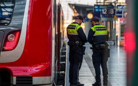 «20 Prozent pauschal mehr Sicherheitspersonal reicht meines Erachtens nicht», sagt der EVG-Vorsitzende Martin Burkert mit Blick auf die bevorstehende Fußball-EM in Deutschland. - Foto: Andreas Arnold/dpa