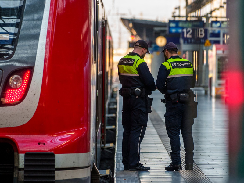 «20 Prozent pauschal mehr Sicherheitspersonal reicht meines Erachtens nicht», sagt der EVG-Vorsitzende Martin Burkert mit Blick auf die bevorstehende Fußball-EM in Deutschland. - Foto: Andreas Arnold/dpa