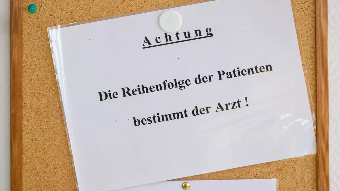 Eugen Brysch, Vorstand der Deutschen Stiftung Patientenschutz, fordert, «Qualität und Erreichbarkeit der Praxen endlich extern zu überprüfen». - Bild: Robert Michael/dpa-Zentralbild/dpa
