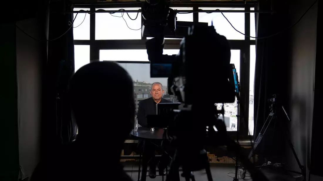 Nehad Abu Ghoush, palästinensischer Politikwissenschaftler, Live bei Al-Dschasira - Israel hat die Schließung des arabischen TV-Senders im Land verfügt. - Bild: Nasser Nasser/AP/dpa