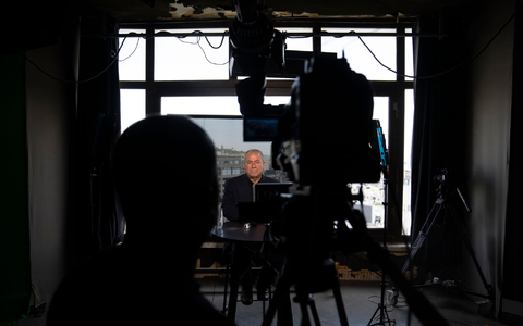 Nehad Abu Ghoush, palästinensischer Politikwissenschaftler, Live bei Al-Dschasira - Israel hat die Schließung des arabischen TV-Senders im Land verfügt. - Foto: Nasser Nasser/AP/dpa