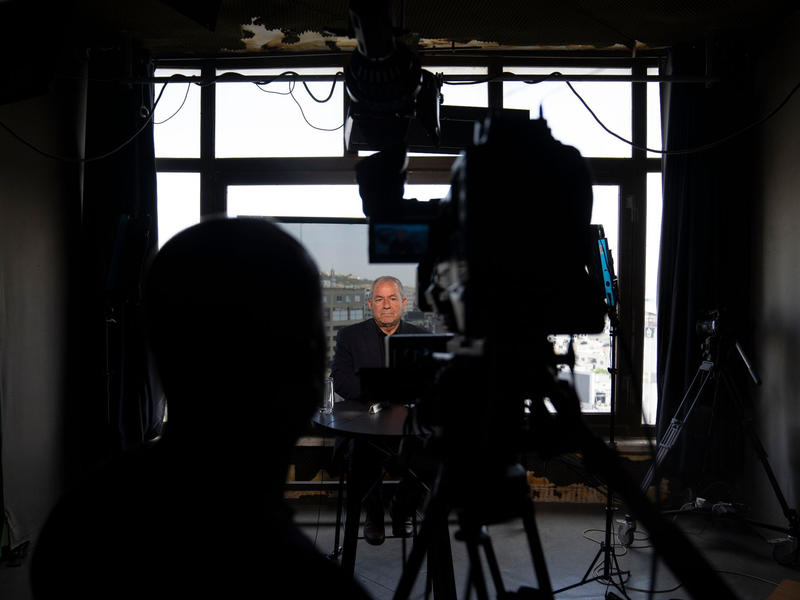 Nehad Abu Ghoush, palästinensischer Politikwissenschaftler, Live bei Al-Dschasira - Israel hat die Schließung des arabischen TV-Senders im Land verfügt. - Foto: Nasser Nasser/AP/dpa