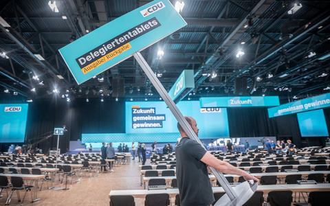 Drei Tage lang beraten die Delegierten beim CDU-Bundesparteitag und stimmen über ein neues Grundsatzprogramm der Union ab. - Foto: Michael Kappeler/dpa