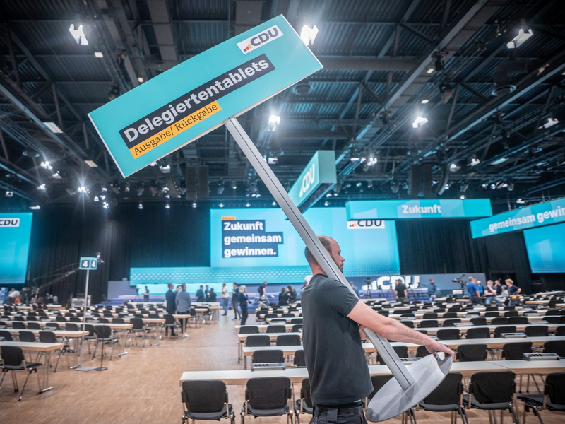 Drei Tage lang beraten die Delegierten beim CDU-Bundesparteitag und stimmen über ein neues Grundsatzprogramm der Union ab. - Foto: Michael Kappeler/dpa