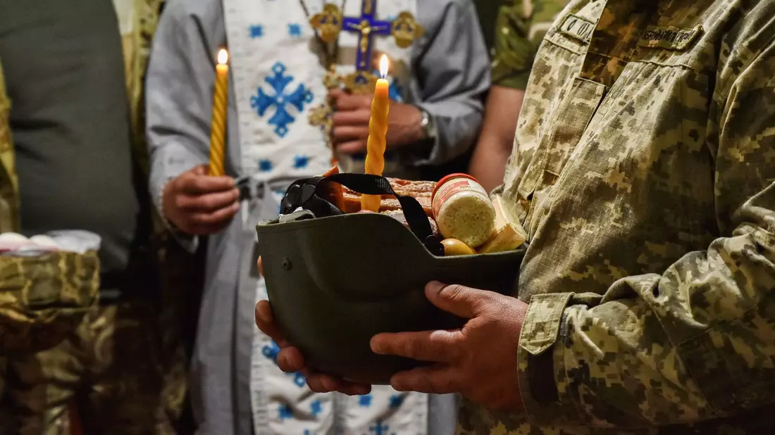Die Ukrainer feiern das orthodoxe Osterfest, und die Soldaten der ukrainischen Streitkräfte halten sich auch an der Front an die nationalen Traditionen. - Bild: Andriy Andriyenko/SOPA Images via ZUMA Press Wire/dpa