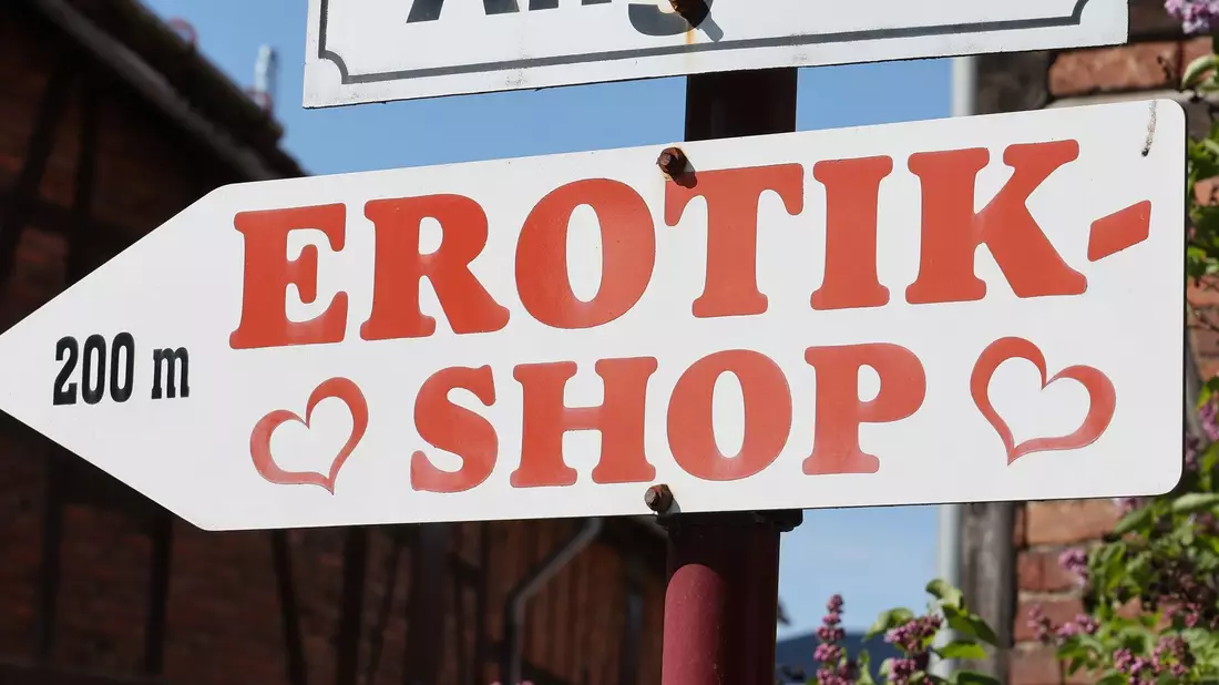 Die Direktorin des Zeitgeschichtlichen Forums in Leipzig, Uta Bretschneider, ist in den vergangenen Jahren gemeinsam mit dem Historiker Jens Schöne durch Ostdeutschland gereist und hat Interviews mit Sexshop-Betreibern geführt. Das Ergebnis erschien als Buch unter dem Titel «Provinzlust». - Bild: Bodo Schackow/dpa