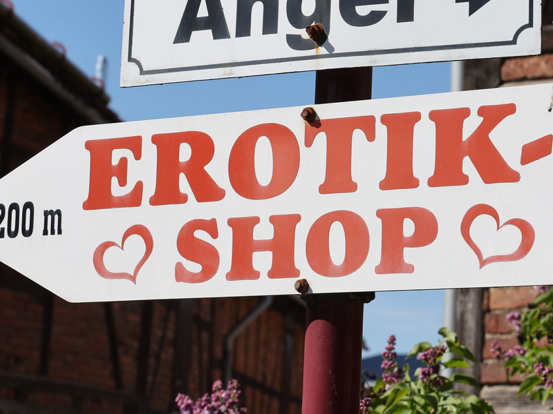 Die Direktorin des Zeitgeschichtlichen Forums in Leipzig, Uta Bretschneider, ist in den vergangenen Jahren gemeinsam mit dem Historiker Jens Schöne durch Ostdeutschland gereist und hat Interviews mit Sexshop-Betreibern geführt. Das Ergebnis erschien als Buch unter dem Titel «Provinzlust». - Foto: Bodo Schackow/dpa