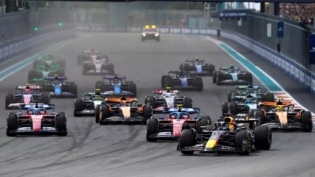 Fahrer lenken ihre Autos während des Formel-Eins-Grand-Prix von Miami in Miami Gardens. - Bild: Rebecca Blackwell/AP/dpa