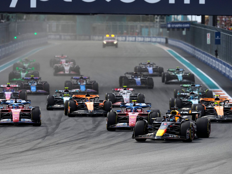 Fahrer lenken ihre Autos während des Formel-Eins-Grand-Prix von Miami in Miami Gardens. - Foto: Rebecca Blackwell/AP/dpa