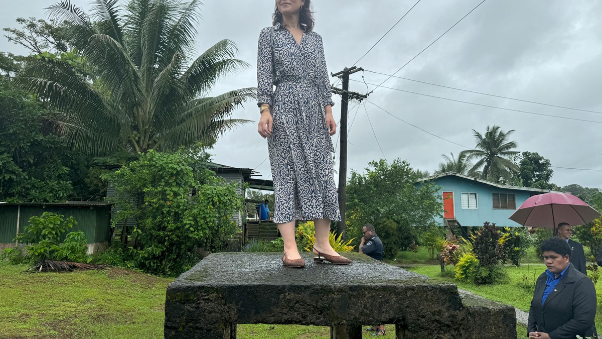 Die deutsche Außenministerin Annalena Baerbock besichtigt ein Dorf auf den Fidschi-Inseln, welches wegen Überschwemmungen umgesiedelt wird. - Foto: Michael Fischer/dpa