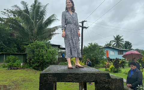 Die deutsche Außenministerin Annalena Baerbock besichtigt ein Dorf auf den Fidschi-Inseln, welches wegen Überschwemmungen umgesiedelt wird. - Foto: Michael Fischer/dpa