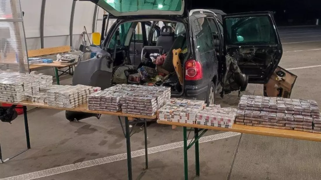 HZA-DD: Wenn die Seitenscheibe klemmt oder: besondere Schmuggelverstecke/ Eine Viertelmillion Zigaretten in den letzten vier Wochen sichergestellt - Bild: presseportal.de