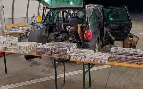 HZA-DD: Wenn die Seitenscheibe klemmt oder: besondere Schmuggelverstecke/ Eine Viertelmillion Zigaretten in den letzten vier Wochen sichergestellt - Foto: presseportal.de HZA-DD: Wenn die Seitenscheibe klemmt oder: besondere Schmuggelverstecke/ Eine Viertelmillion Zigaretten in den letzten vier Wochen sichergestellt - Foto: presseportal.de