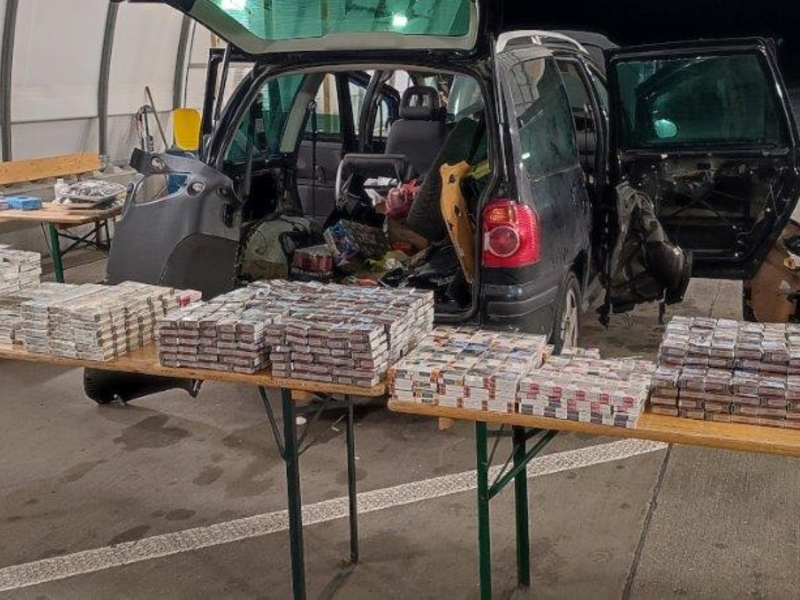 HZA-DD: Wenn die Seitenscheibe klemmt oder: besondere Schmuggelverstecke/ Eine Viertelmillion Zigaretten in den letzten vier Wochen sichergestellt - Foto: presseportal.de