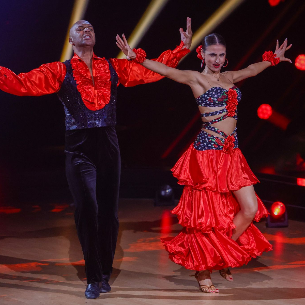 Detlef D! Soost und Ekaterina Leonova tanzen zusammen. - Foto: Rolf Vennenbernd/dpa