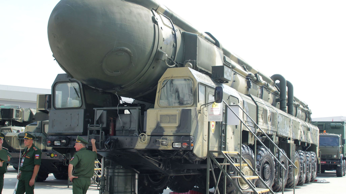 Eine mit Nuklearsprengköpfen bestückbare Interkontinentalrakete vom Typ Topol auf dem Weg zu einer Rüstungsmesse. - Foto: -/YNA/dpa