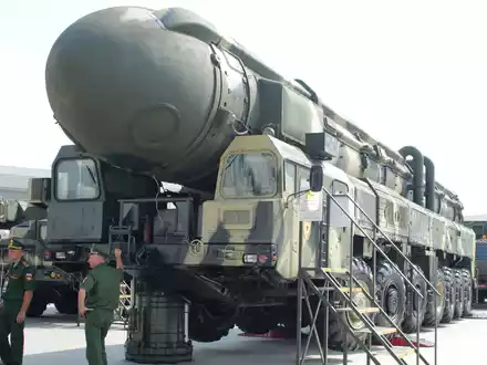 Eine mit Nuklearsprengköpfen bestückbare Interkontinentalrakete vom Typ Topol auf dem Weg zu einer Rüstungsmesse. - Foto: -/YNA/dpa