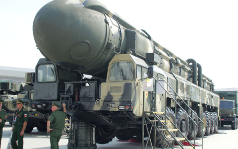 Eine mit Nuklearsprengköpfen bestückbare Interkontinentalrakete vom Typ Topol auf dem Weg zu einer Rüstungsmesse. - Foto: -/YNA/dpa