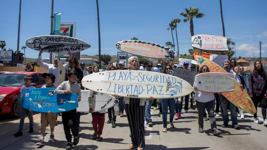 Einheimische protestieren im mexikanischen Ensenada gegen die Morde an Surfern. - Bild: Karen Castaneda/AP/dpa