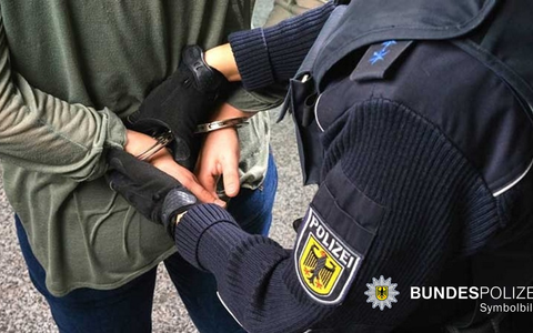 Bundespolizeidirektion München: Aggressiver Ladendieb am Hauptbahnhof München gestellt und festgenommen - Foto: presseportal.de Bundespolizeidirektion München: Aggressiver Ladendieb am Hauptbahnhof München gestellt und festgenommen - Foto: presseportal.de