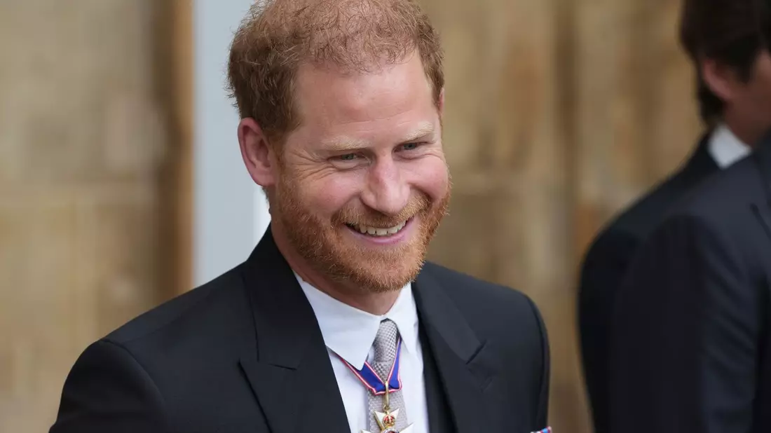 Prinz Harry vor einem Jahr nach der Krönung von König Charles III. und Königin Camilla. - Bild: Dan Charity/The Sun pool/dpa