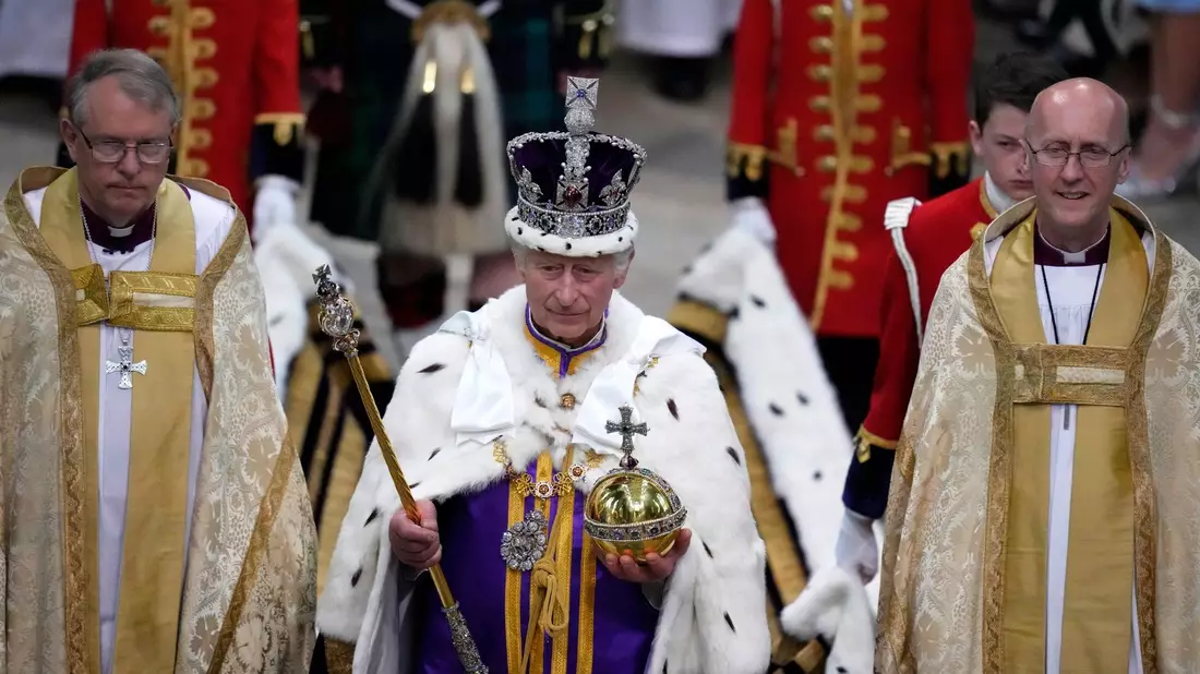 Der britische König Charles III. nach seiner Krönungszeremonie in der Westminster Abbey. - Bild: Kirsty Wigglesworth/Pool AP/AP