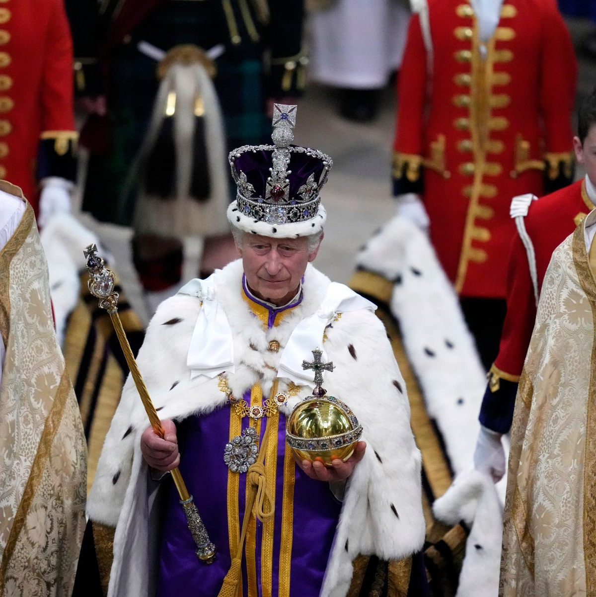 Der britische König Charles III. nach seiner Krönungszeremonie in der Westminster Abbey. - Foto: Kirsty Wigglesworth/Pool AP/AP